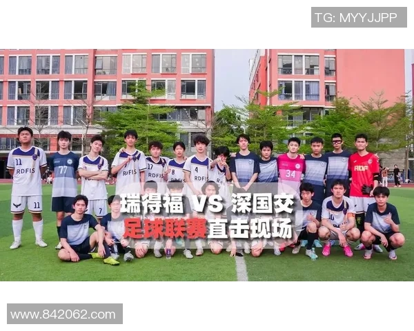 多个足球明星同屏竞技展现球场魅力与团队精神的精彩瞬间 多个足球明星同屏竞技展现球场魅力与团队精神的精彩瞬间